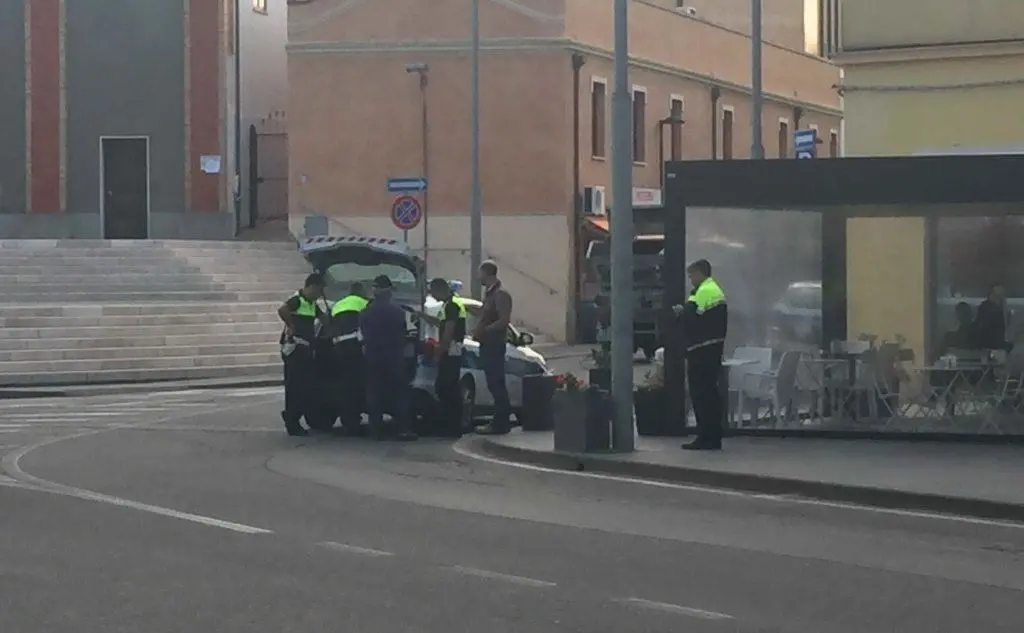 La polizia locale sul posto (foto Elia Sanna)