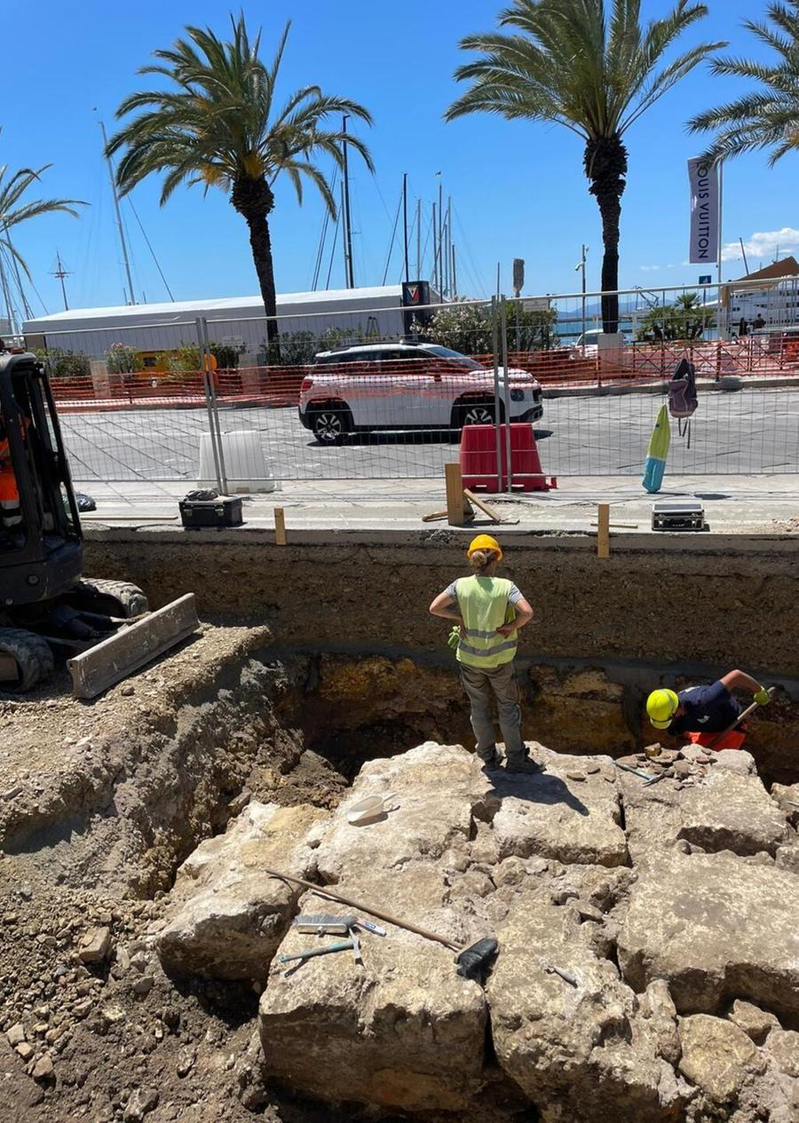 Ritrovamento in via Roma: «Forse è il porto di epoca romana»