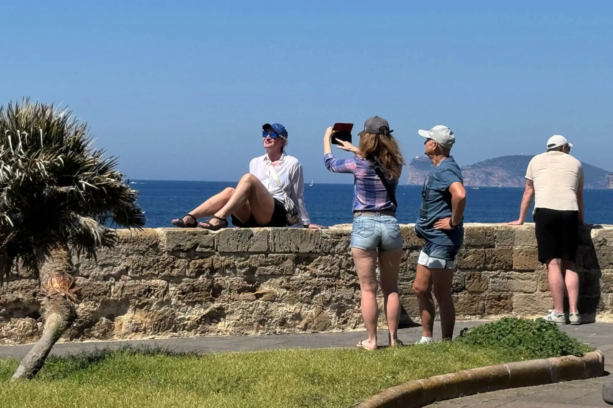 Turisti nel centro storico di Alghero (foto Archivio L'Unione Sarda)