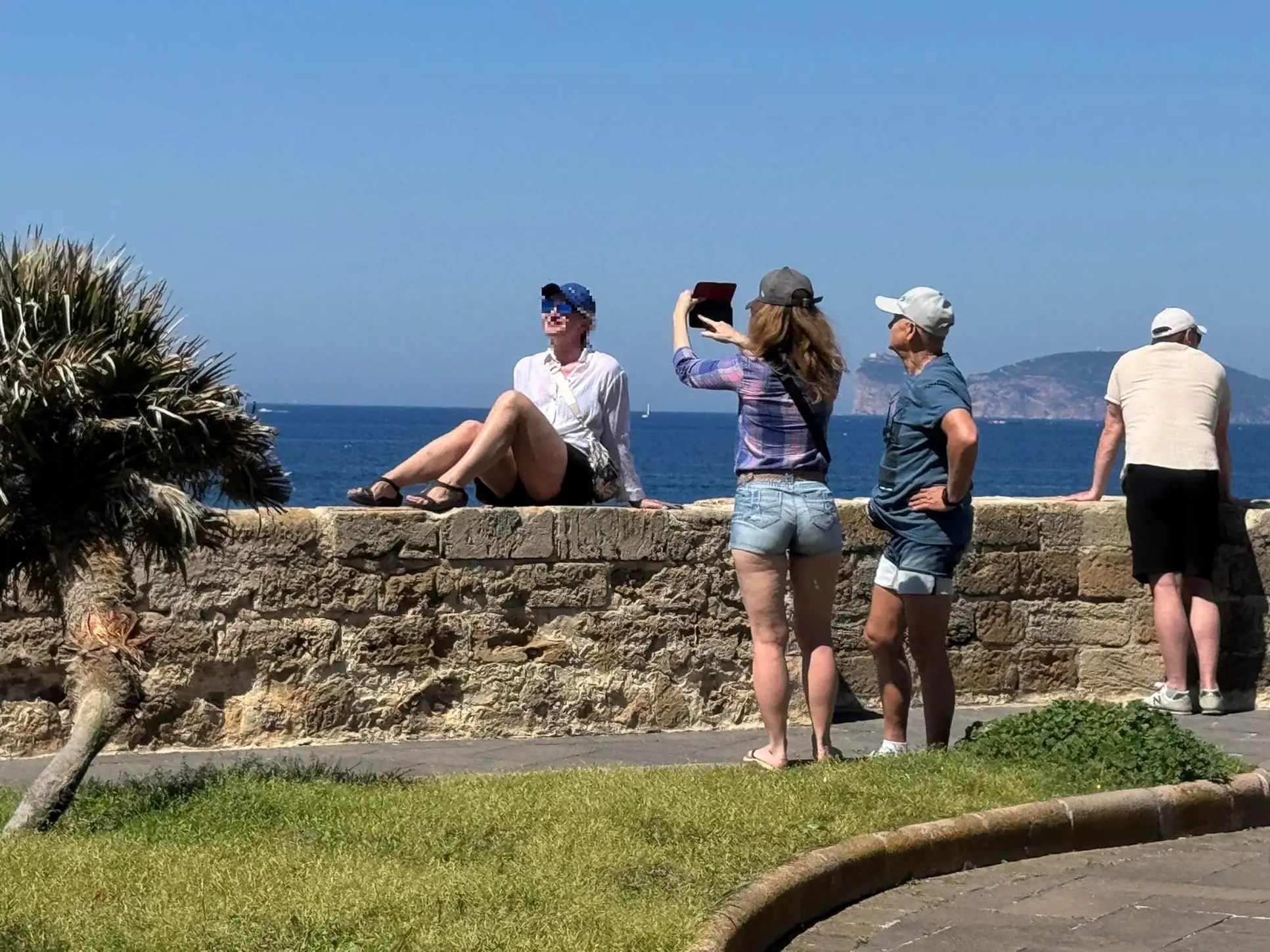 Turisti nel centro storico di Alghero (foto Archivio L'Unione Sarda)