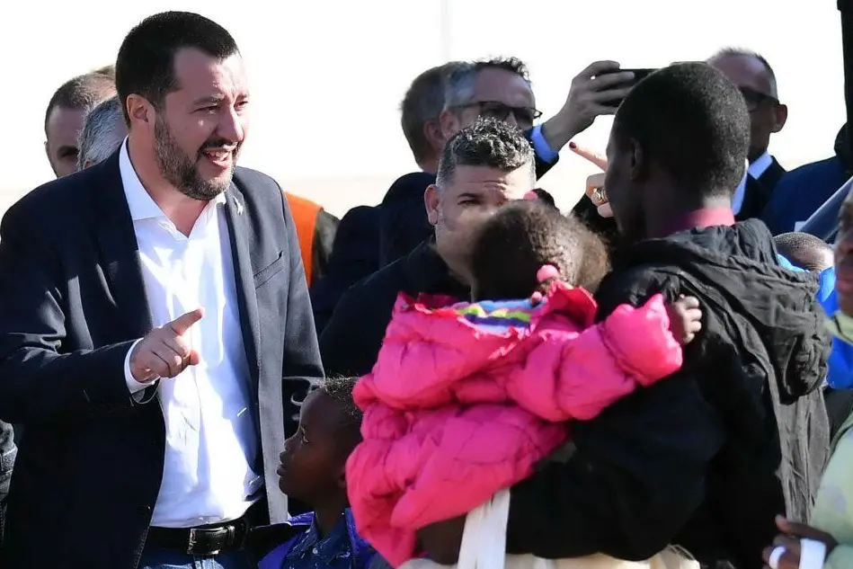 Matteo Salvini con i migranti provenienti dal Niger (Ansa)