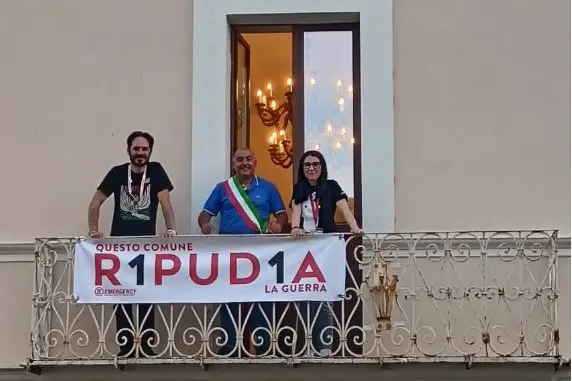 Al centro il sindaco di Ploaghe (foto concessa)