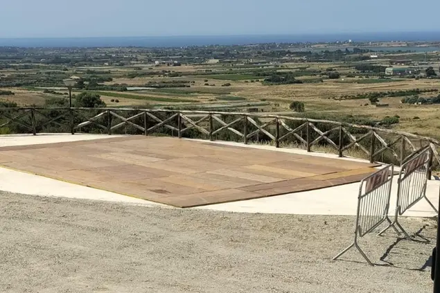 La pavimentazione rubata al parco (foto concessa)