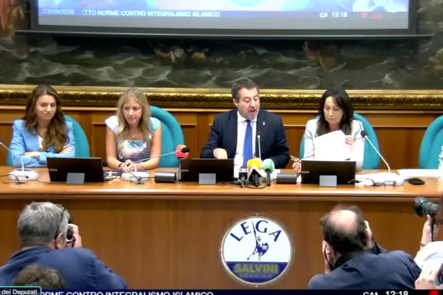 Migranti, Salvini a sindaci: no cittadinanza se non sanno italiano
