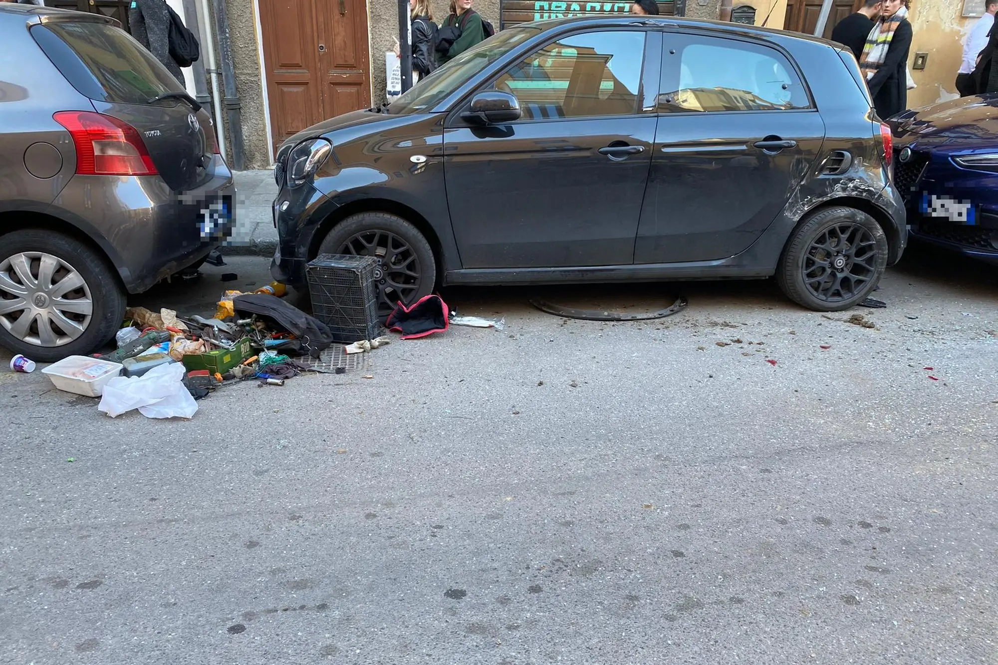 Una delle auto danneggiate dal furgone durante la fuga nelle strade del centro a Cagliari