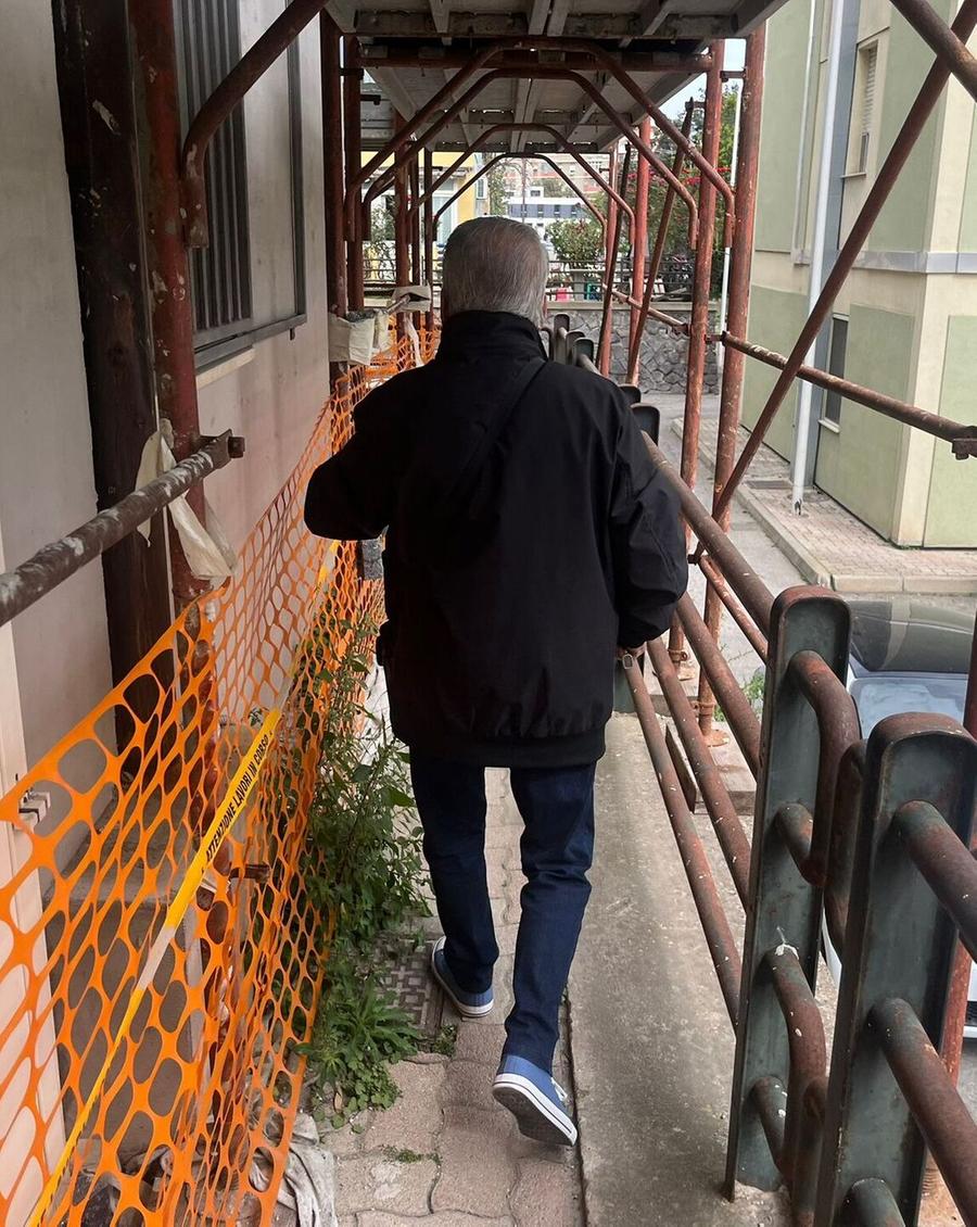 Lavori fermi da due anni: sedici famiglie prigioniere nel palazzo “ingabbiato”