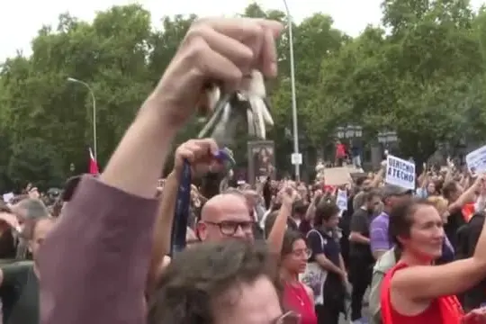 Crisi alloggi, decine di migliaia di persone protestano a Madrid