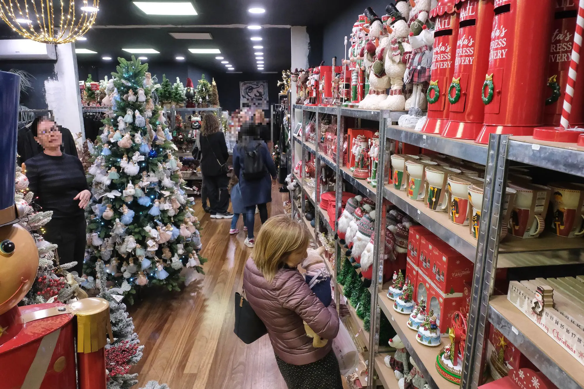 Cagliari, shopping natalizio in via Garibaldi (L'Unione Sarda)