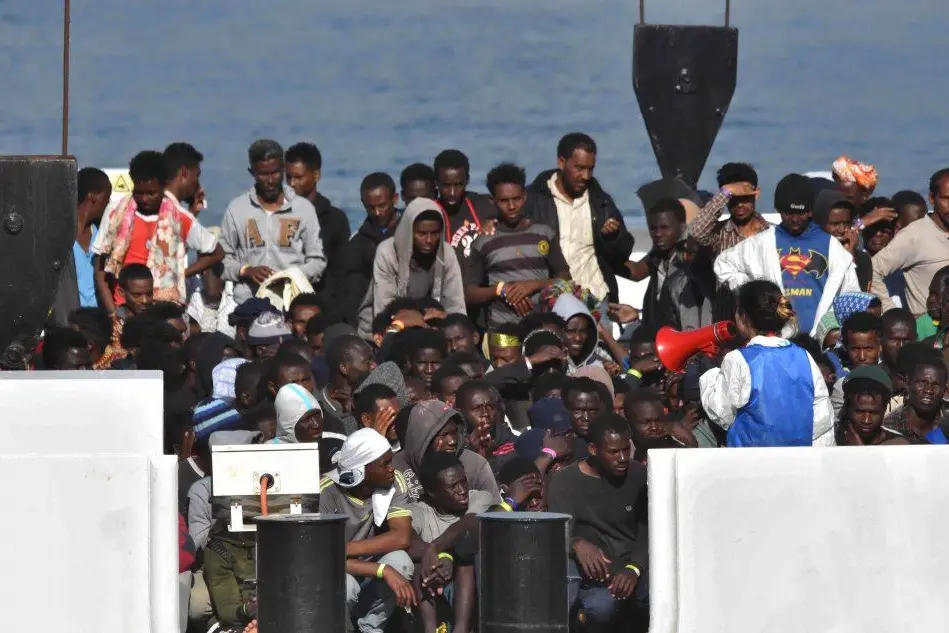 Uno sbarco di migranti, tra loro molti minorenni