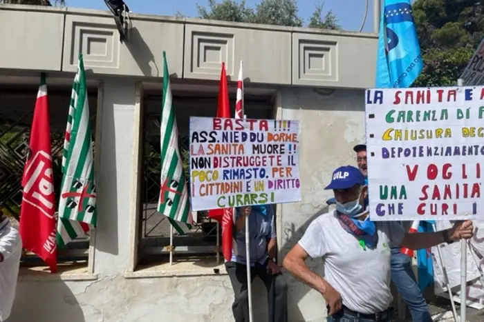 La manifestazione davanti a Villa Devoto a Cagliari (Ansa)