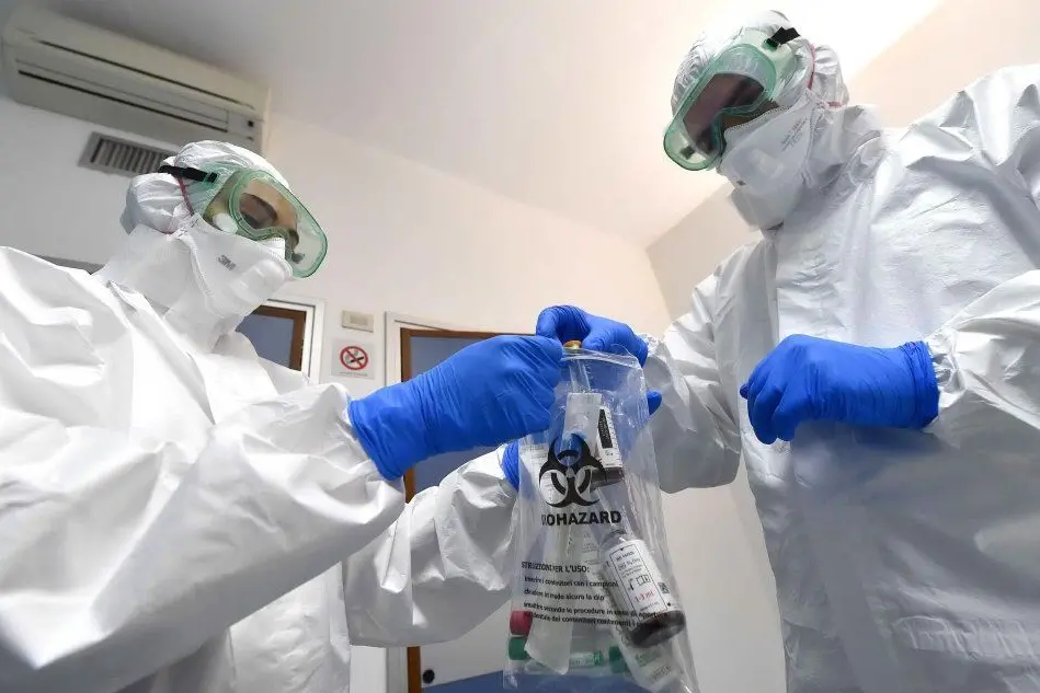 Medici con indumenti protettivi in un ospedale italiano (Ansa)