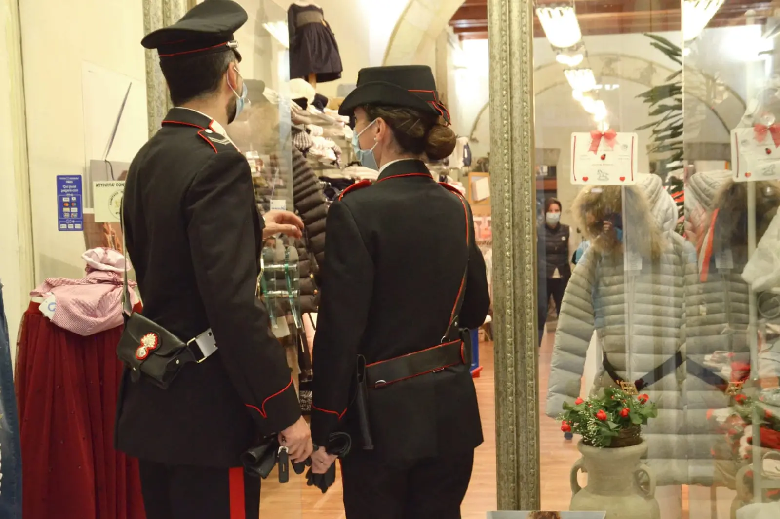 Militari in un negozio (foto carabinieri)