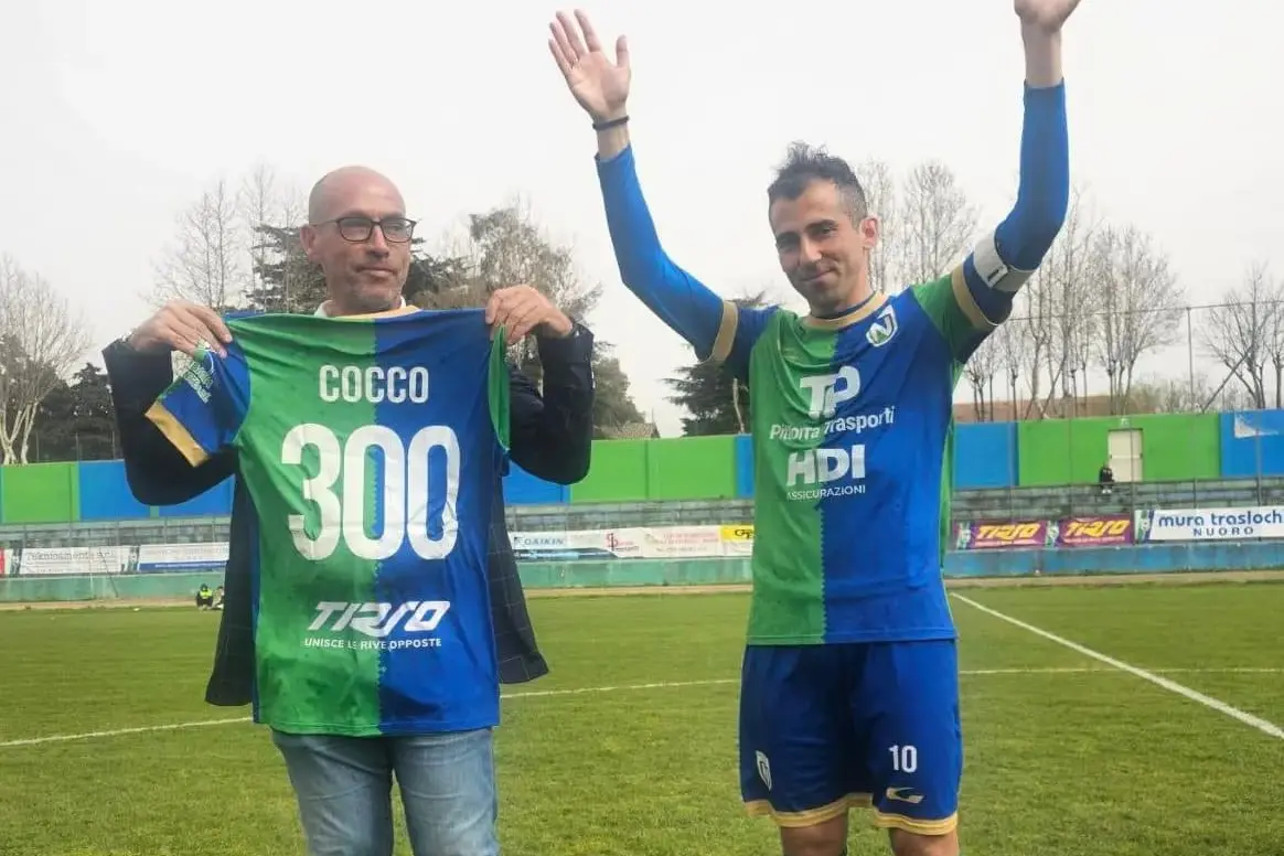 Fabio Cocco riceve la maglia celebrativa delle 300 presenze (foto Nuorese)