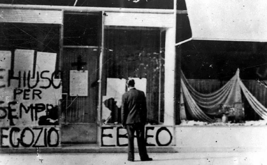 Una immagine di un negozio di Trieste imbrattato con scritta antisemita (foto Ansa)