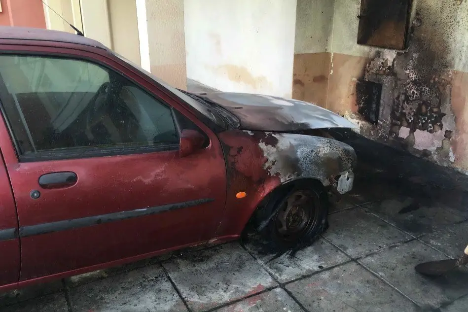 L’auto incendiata questa notte (foto L'Unione Sarda - Scano)