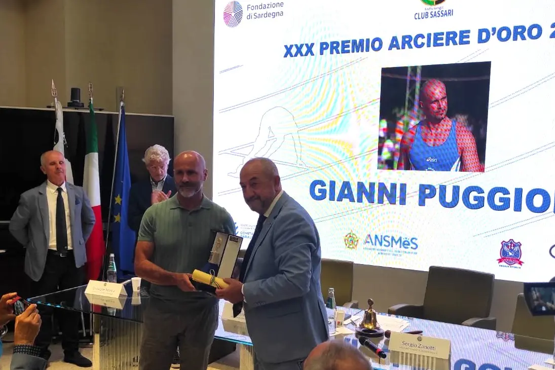 Gianni Puggioni riceve l'Arciere d'Oro dal presidente Zanotti (foto G. Marras)