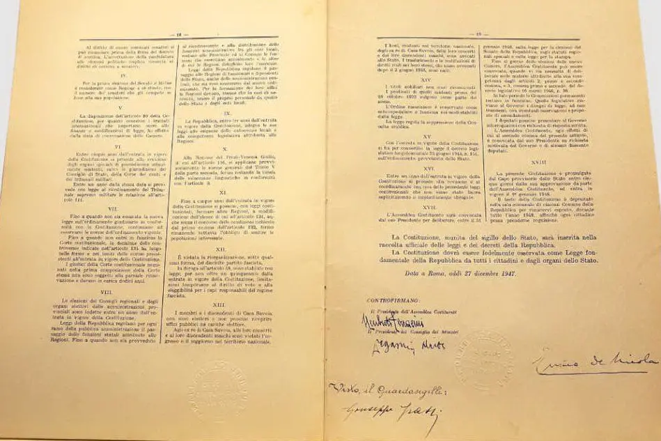 L'ultima pagina di una copia della Costituzione italiana, conservata al Quirinale
