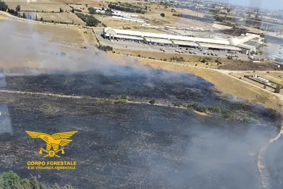 L'incendio a Sestu (foto Vigili del fuoco)