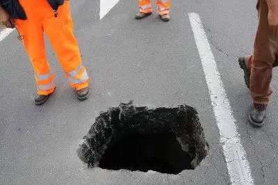 La voragine sotto l'asfalto - foto Chergia