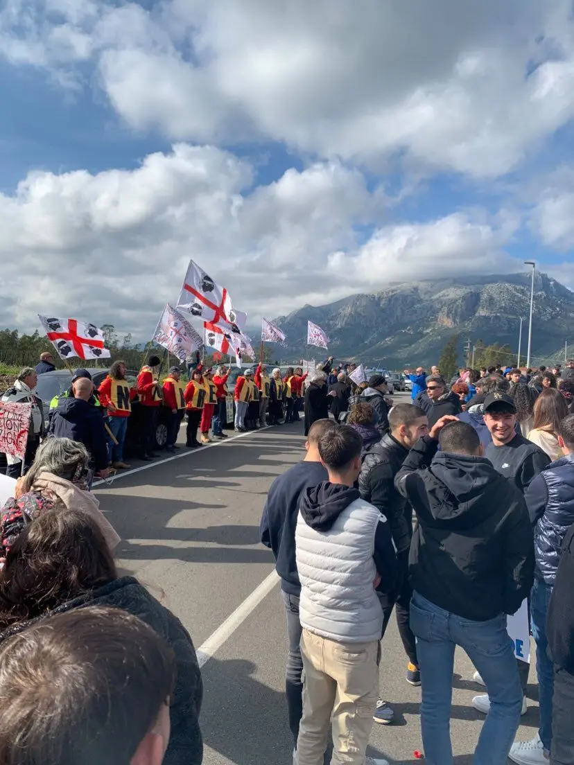 La manifestazione a Siniscola contro la speculazione energetica (foto Onano)
