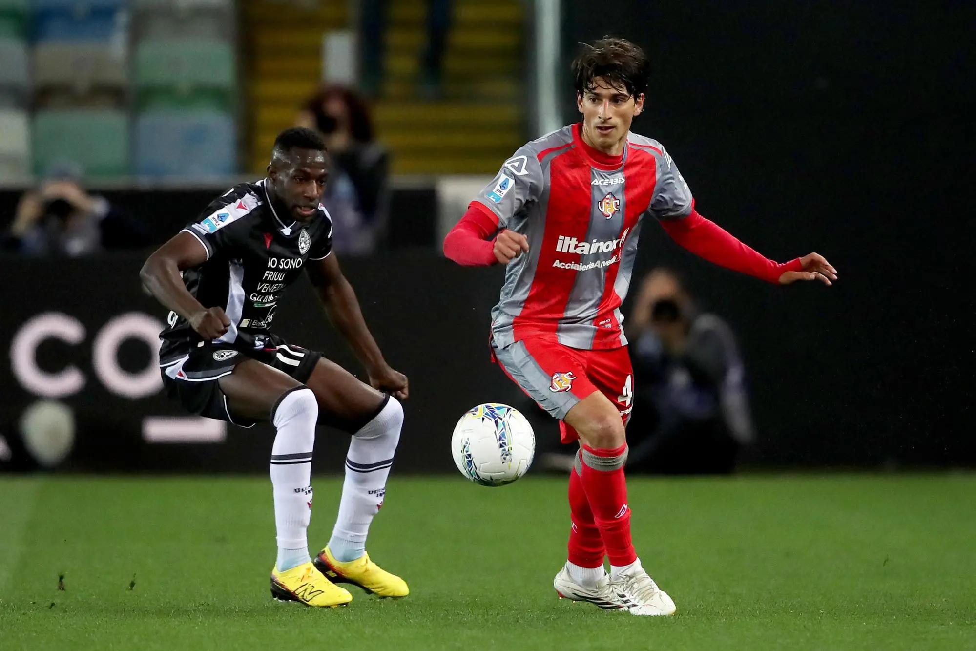Tommaso Barbieri in azione con la maglia della Cremonese (Ansa)