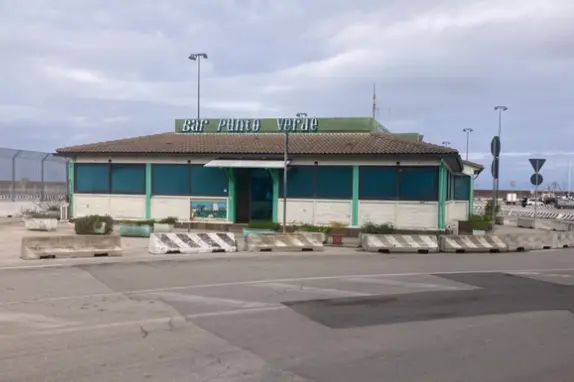Il locale bar "Punto Verde" a Porto Torres (foto Pala)