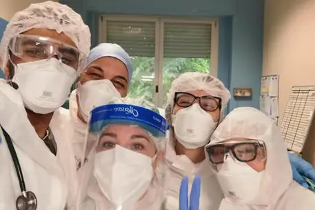 Medici e infermieri, che lavorano con turni massacranti, diventano i nostri eroi