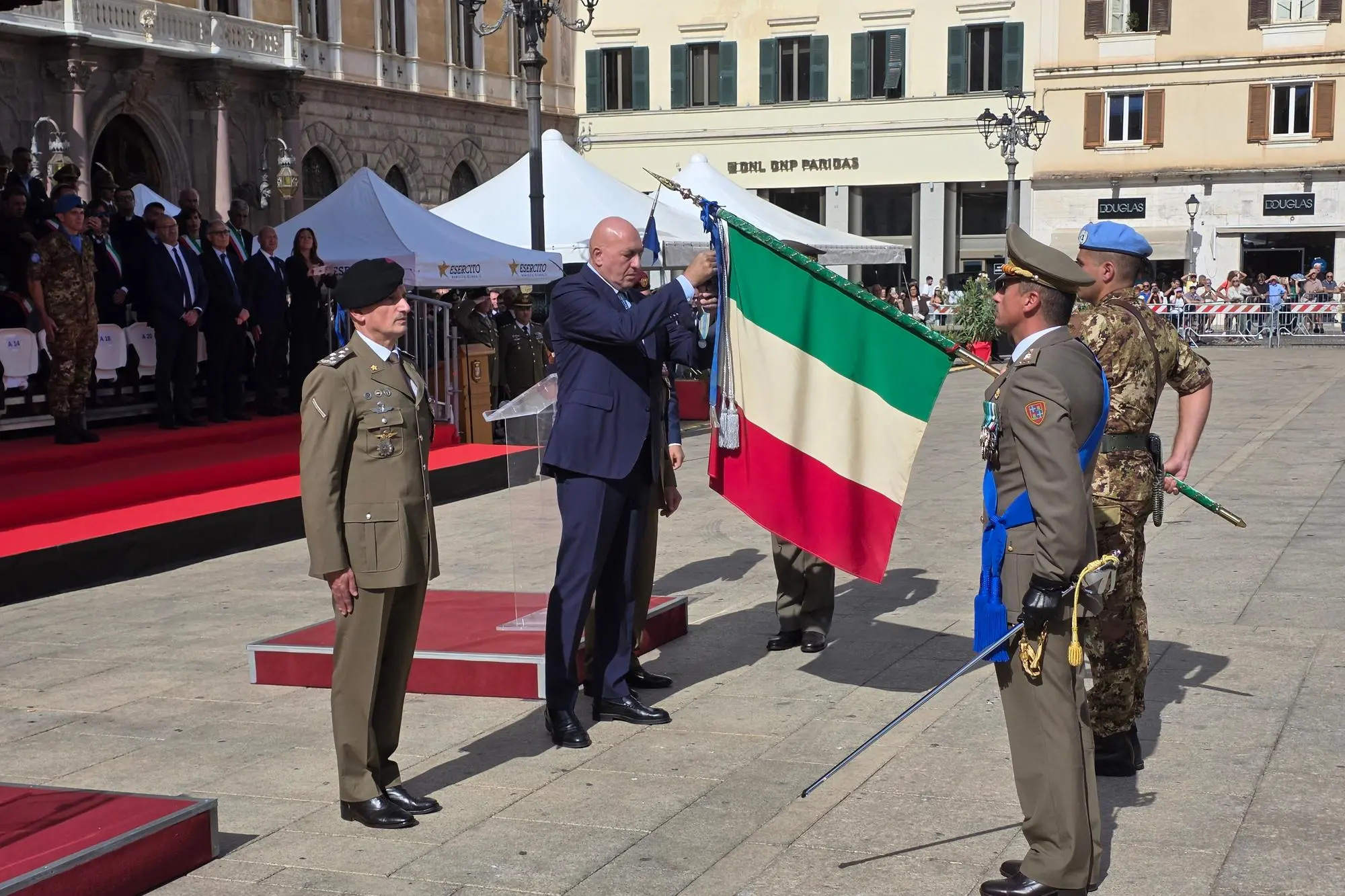 Il ministro Crosetto alla cerimonia del conferimento della medaglia d'argento