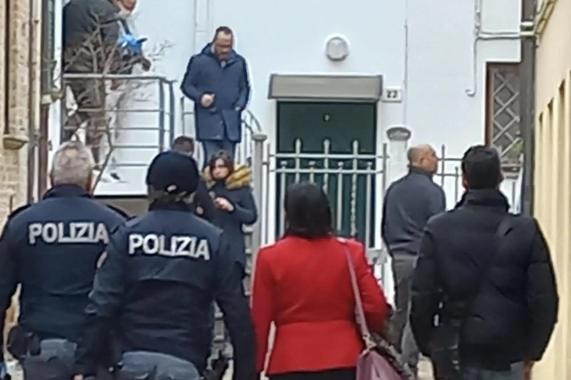 Forze dell'ordine all'esterno dell'abitazione nel centro storico di Pesaro dove è stato rinvenuto un giovane di 27 anni con segni di fendenti di arma da taglio al torace, 21 Febbraio 2023. ANSA/ROBERTO DAMIANI