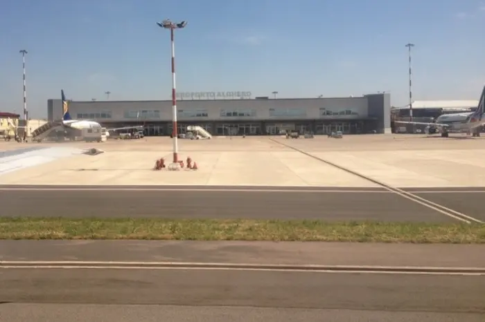 L'aeroporto di Alghero (Ansa)