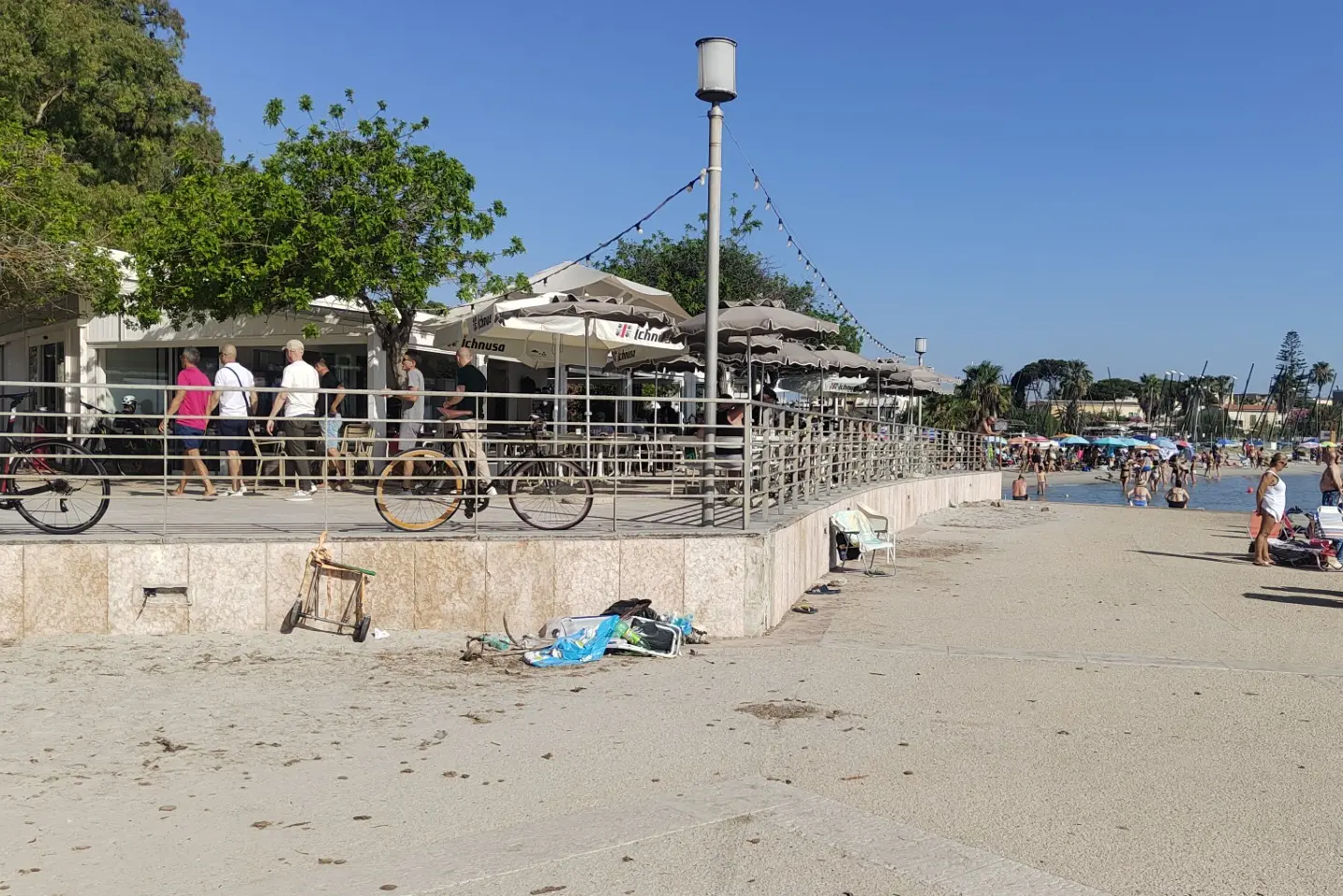 Cagliari, rifiuti a Marina Piccola