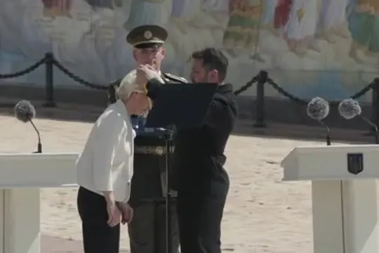 Von der Leyen riceve onorificenza "Ordine d'Europa" da Zelensky