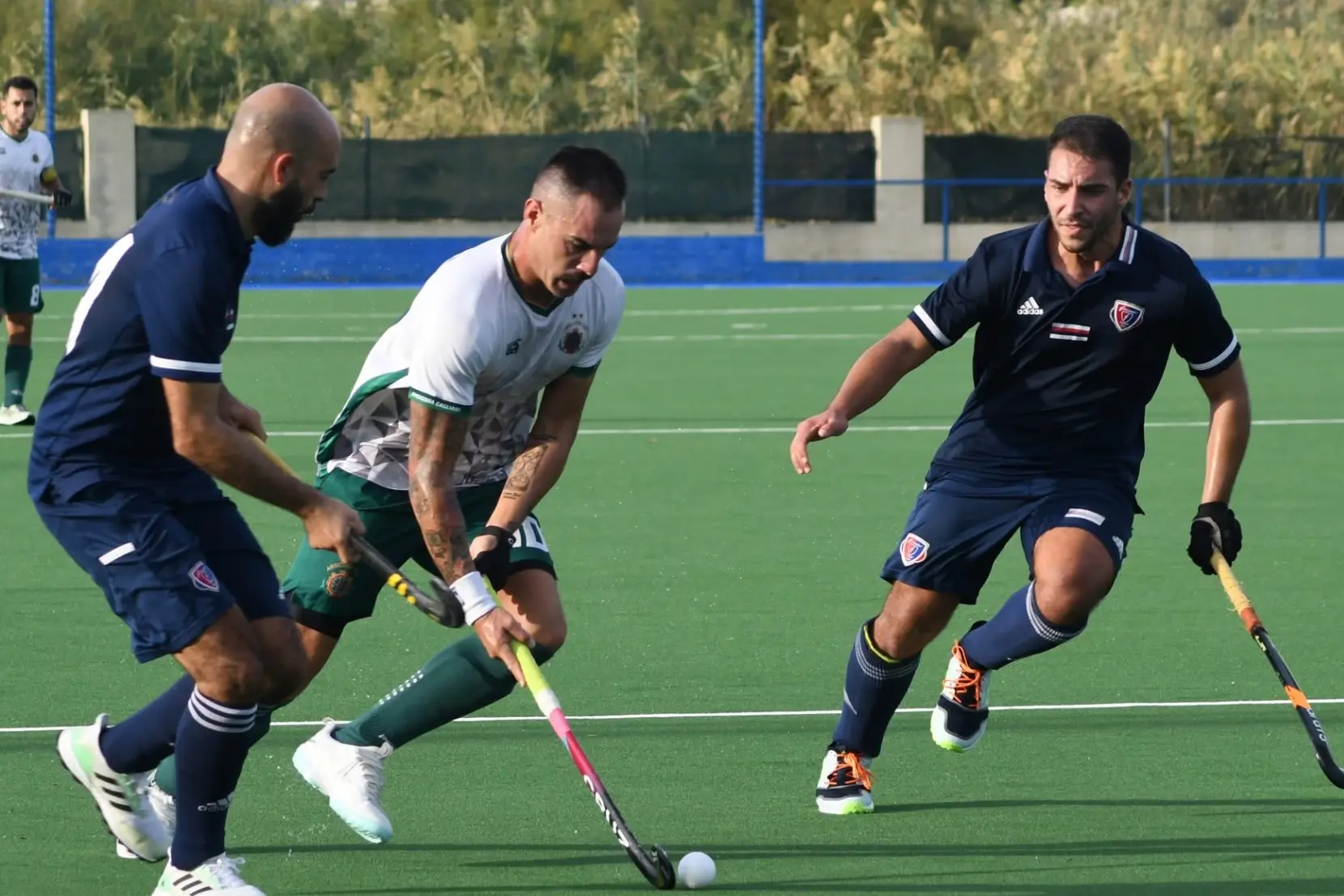 Azione di Leandro Ojeda (Amsicora) contrastato da Daniele Lorrai (Ferrini) (Foto Giuseppe Meloni)