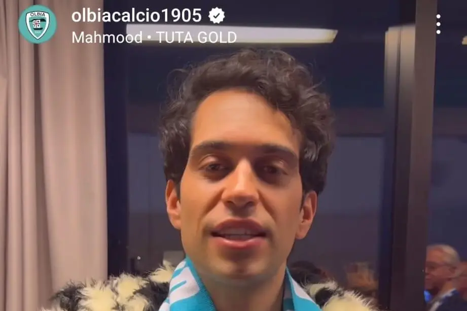 Mahmood con la sciarpa dell'Olbia (Instagram Olbia Calcio)