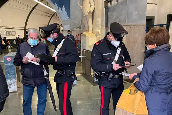 Controlli per il Green pass (Ansa)