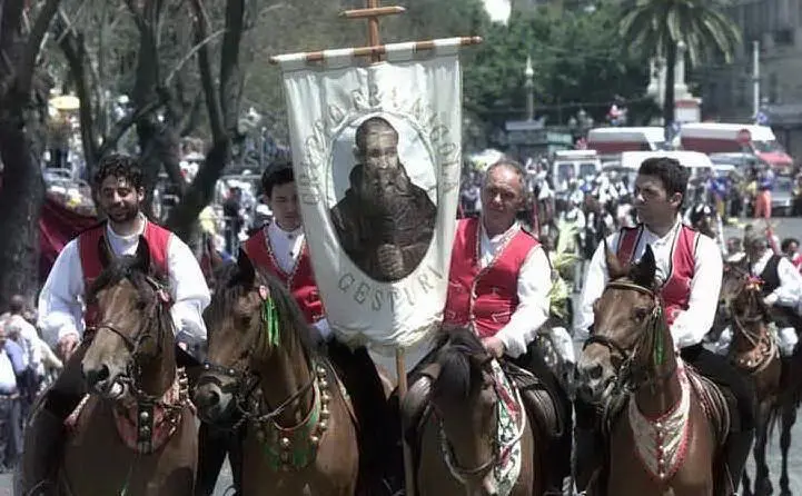 Lo stendardo di Fra' Nicola in una festa di Sant'Efisio (Archivio L'Unione Sarda)