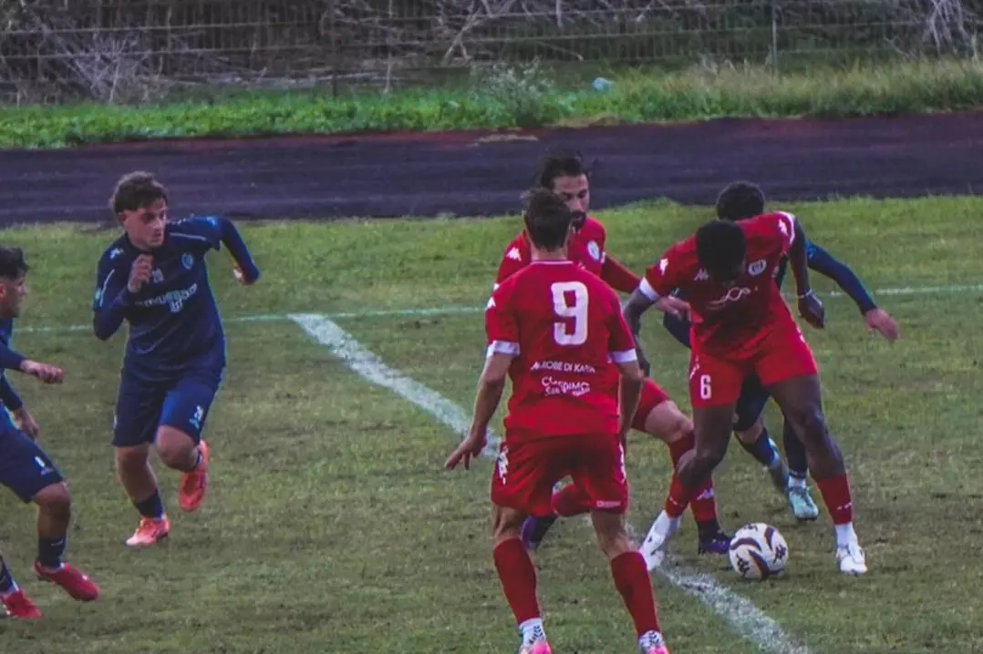 Un'immagine della gara di andata tra Santa Teresa e Carbonia (foto Gabriele Demuro)