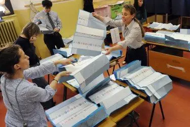 Scrutatori in azione dopo le ultime elezioni
