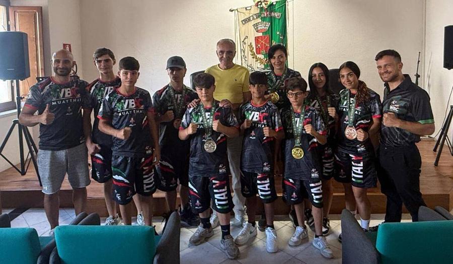 Milia omaggia i baby campioni di Muay thai