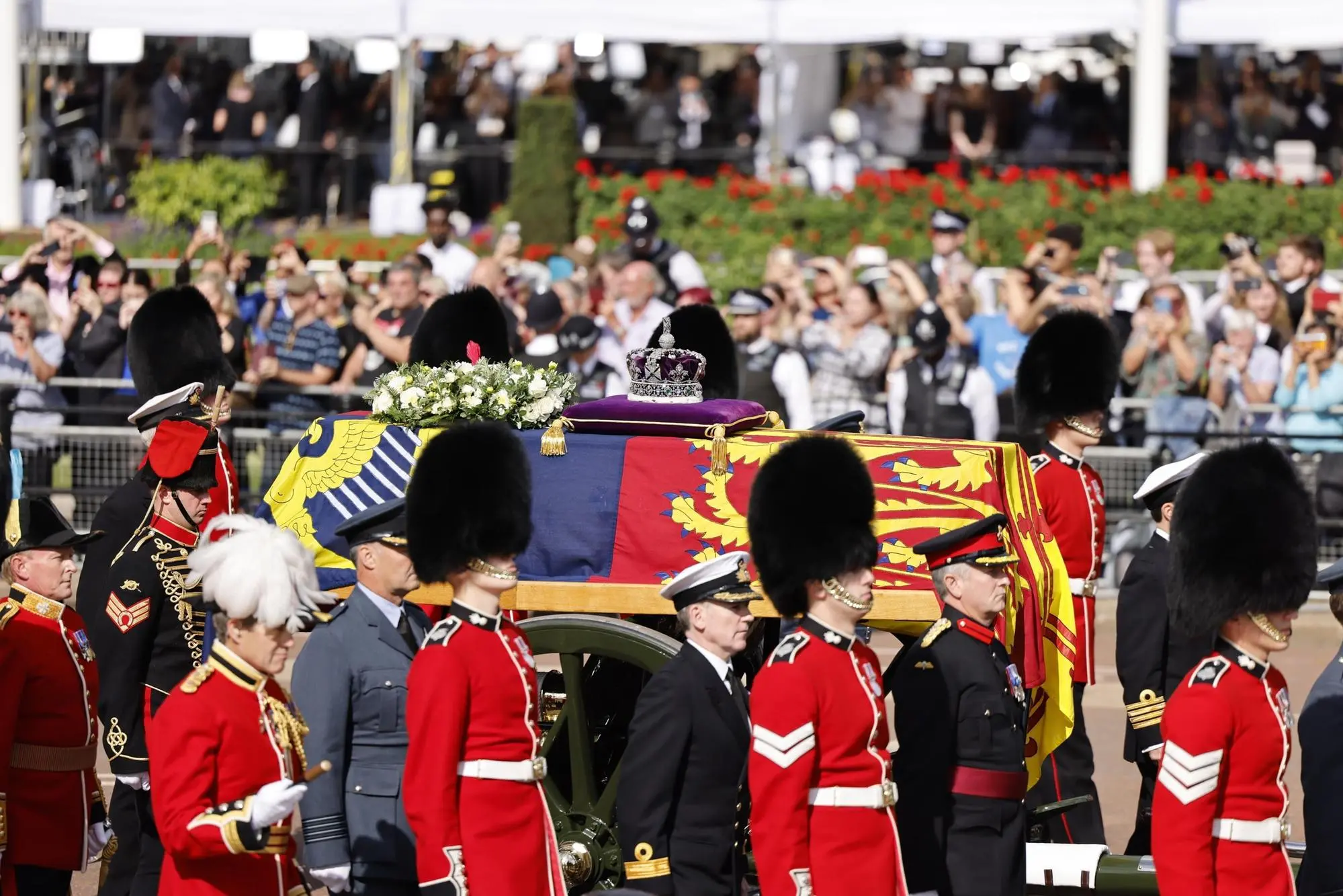 Il trasferimento da Buckingham Palace in una lunga processione