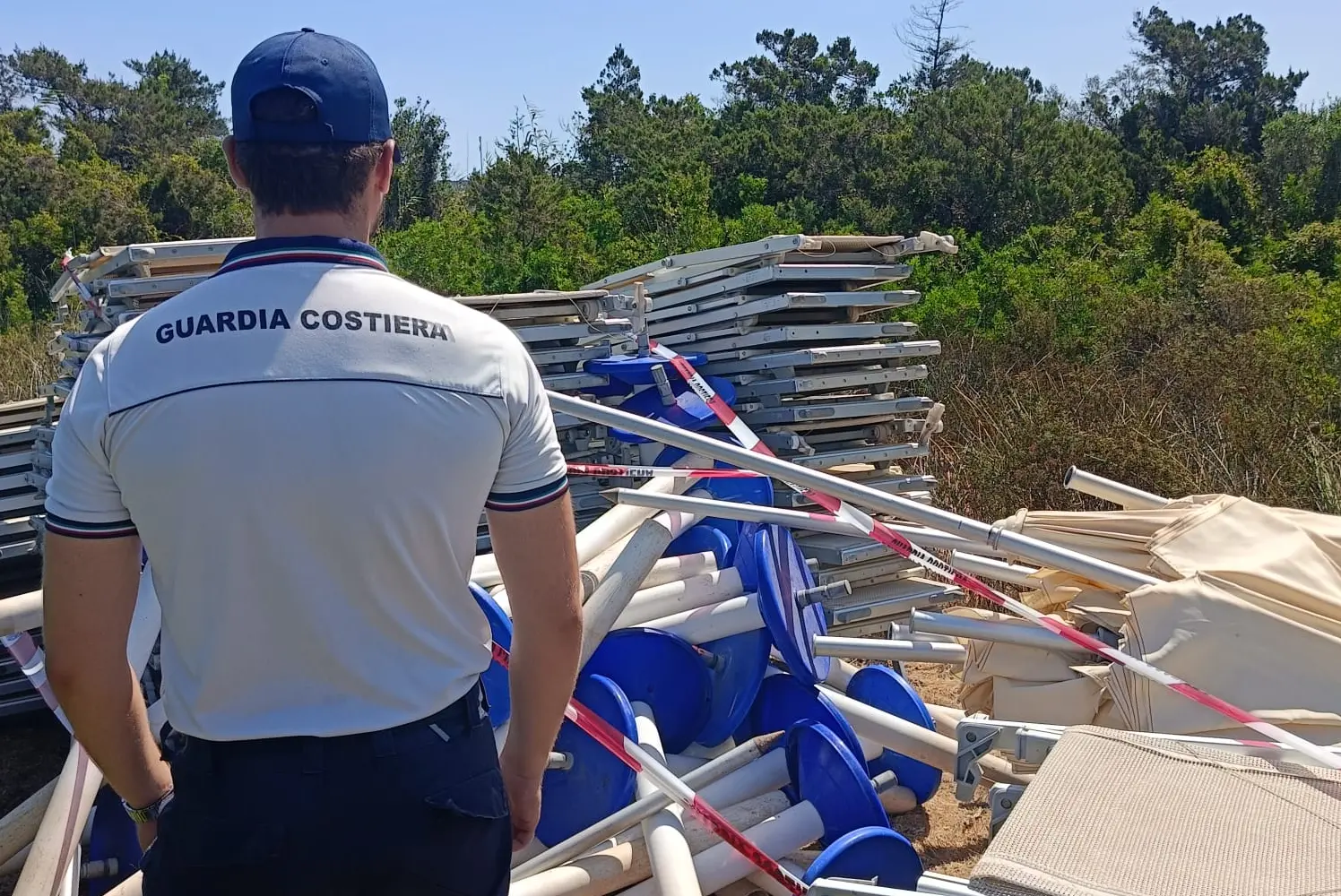 Sequestro di ombrelloni e lettini a Palau