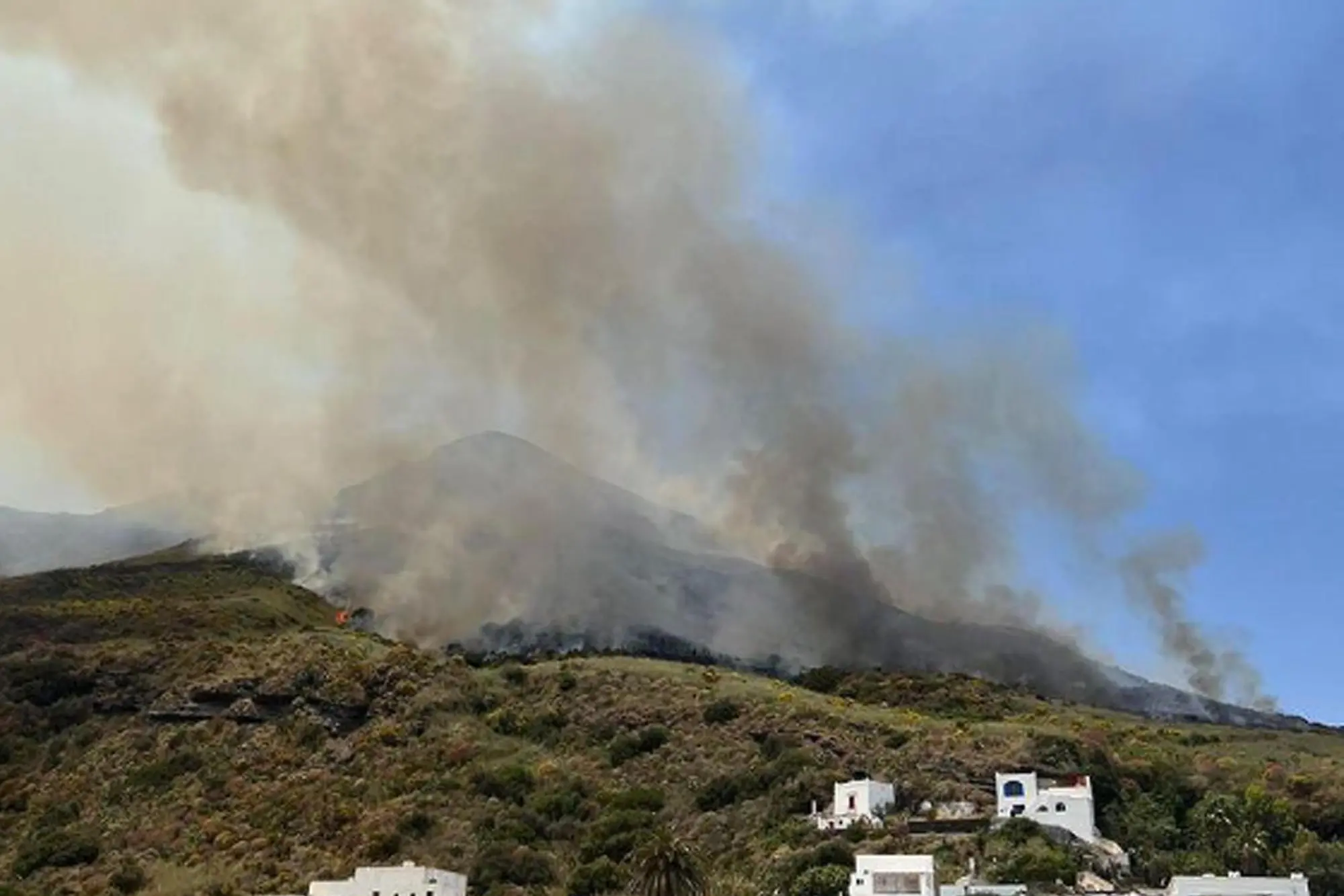 L'incendio durante le riprese della fiction a Stromboli (Ansa - Denti)