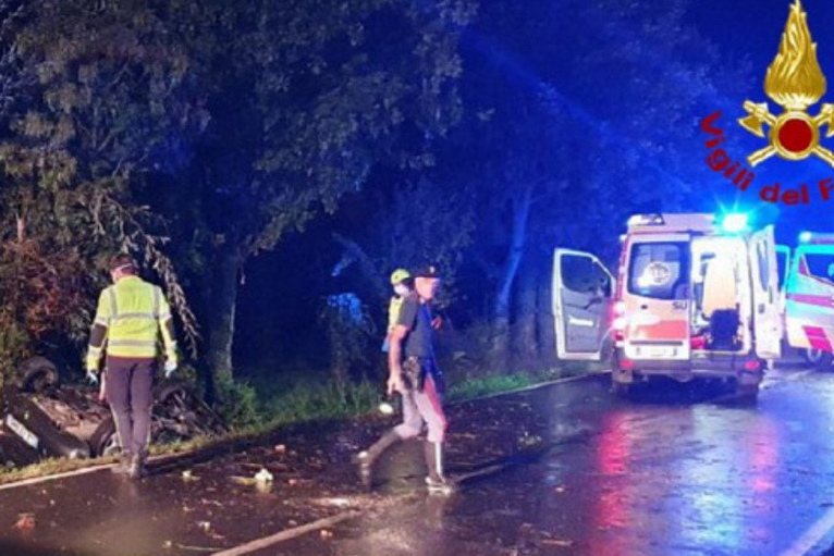 Car swerves and crashes into a tree: four young men are killed