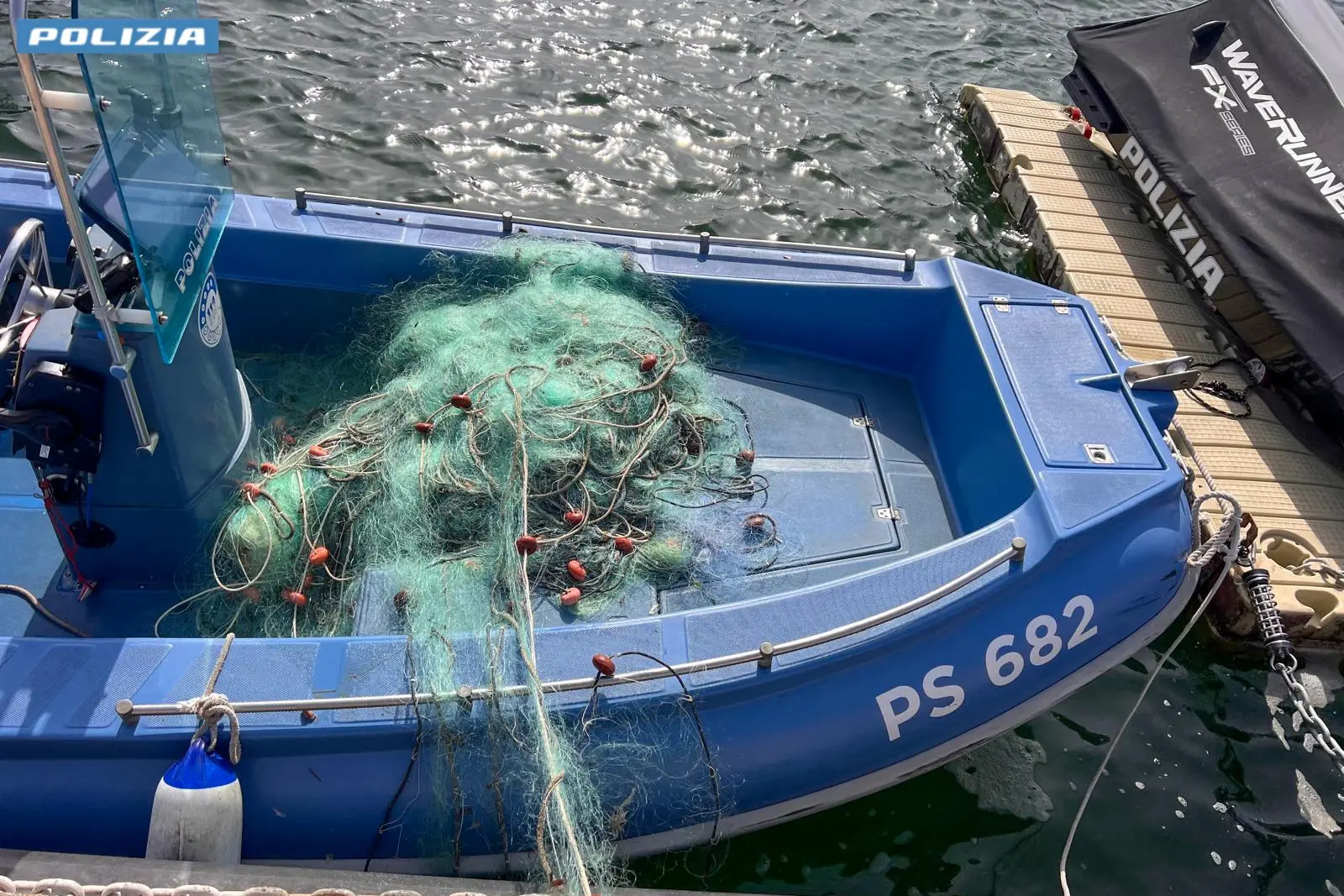 Le reti da pesca abusive nell'Area marina protetta del Sinis (foto Polizia di Stato)