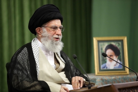 L’ayatollah Khamenei: “Occidente ignorante, promuove l’omosessualità”