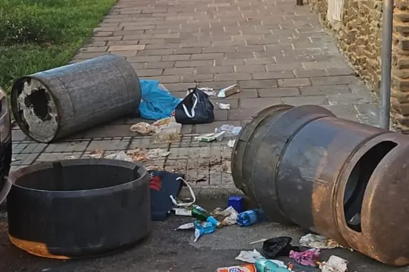 Cestini gettacarte a Stintino (foto concessa)