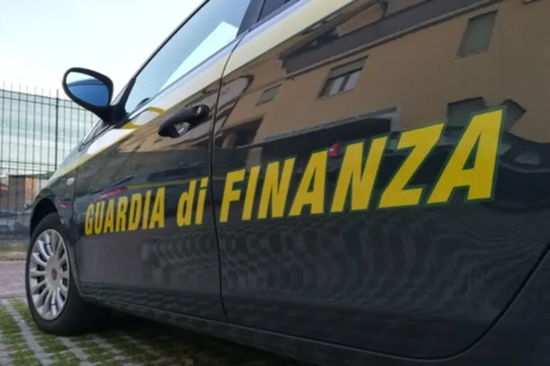 Un'auto della finanza (Foto archivio)