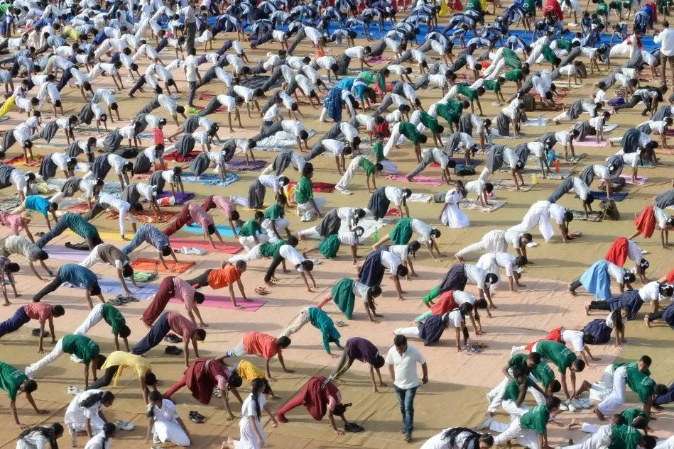 Giornata internazionale dello yoga: studenti indiani celebrano la ricorrenza