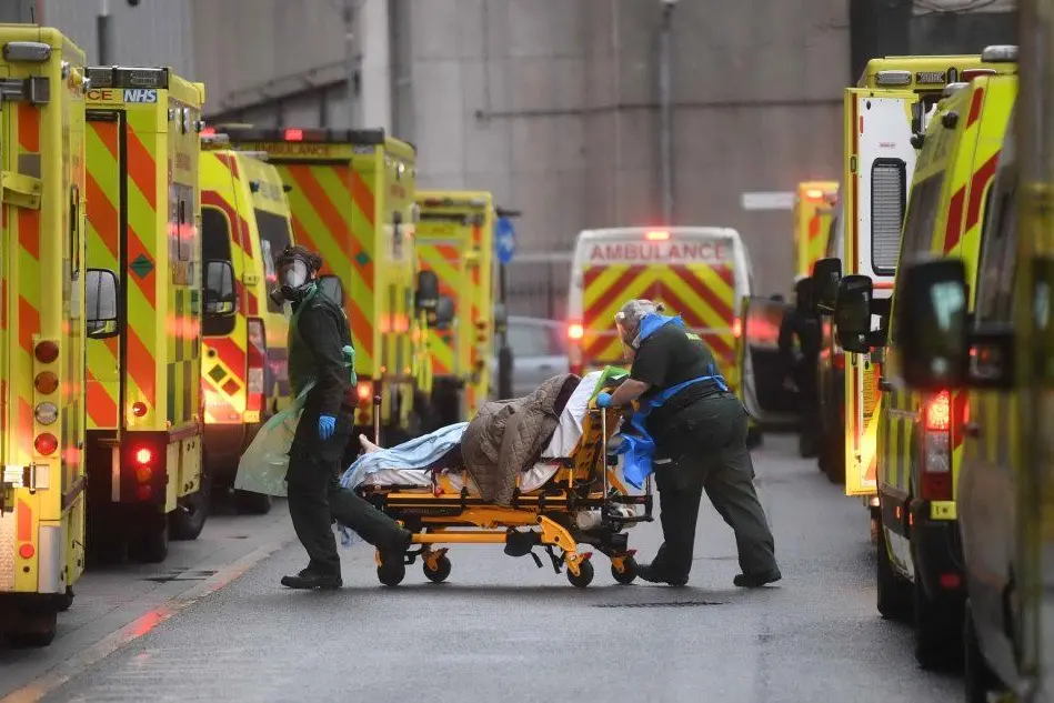 Ambulanze davanti a un ospedale di Londra (Ansa)