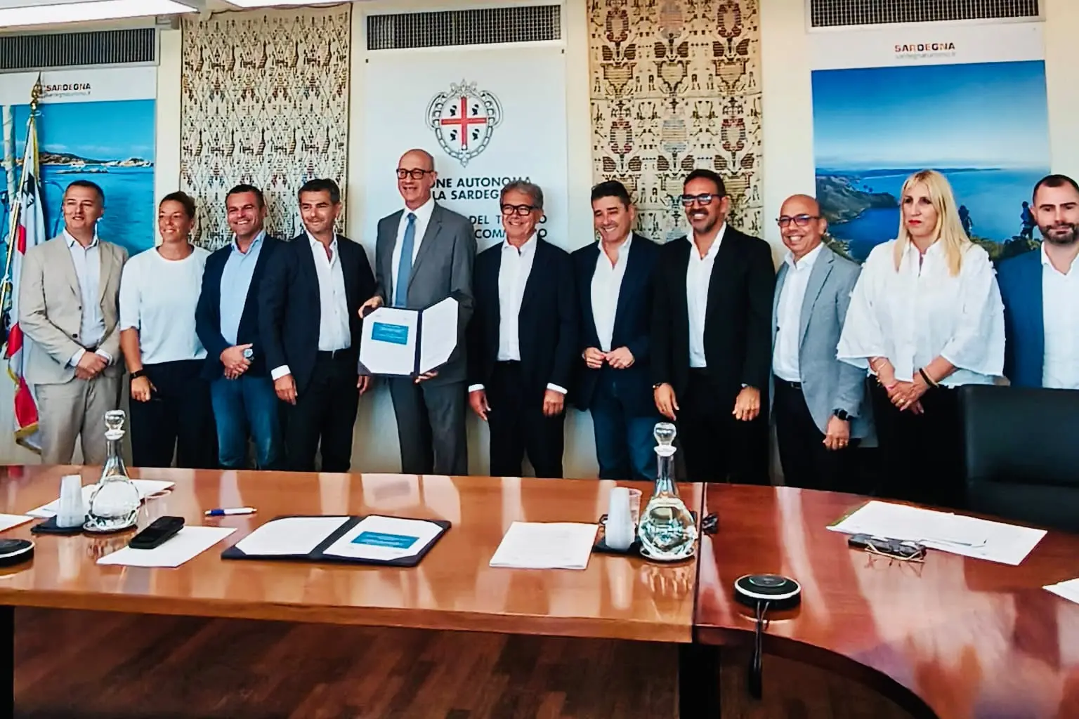 La firma a Cagliari